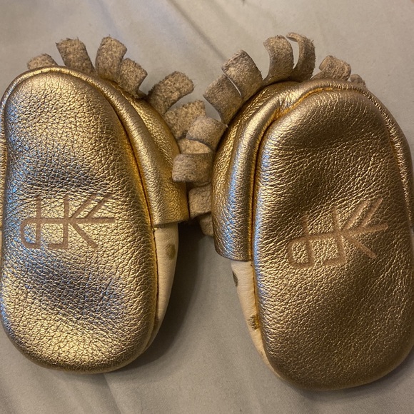 Freshly Picked Gold & Cream polka dot mocs size 1 - Picture 8 of 8